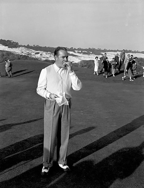 Bob Hope eating his sandwich on the course