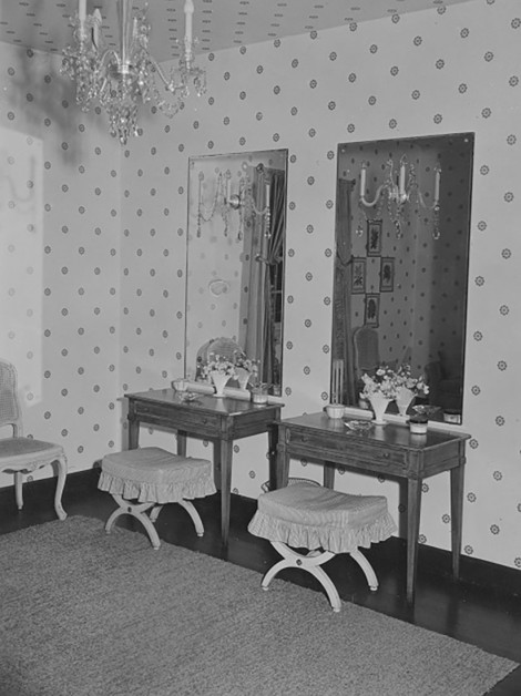Ladies Lounge 1956